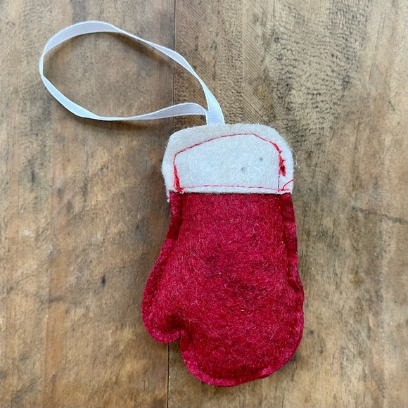 NWOT - Felt Mitten Budapest Christmas Ornament. - Picture 2 of 2
